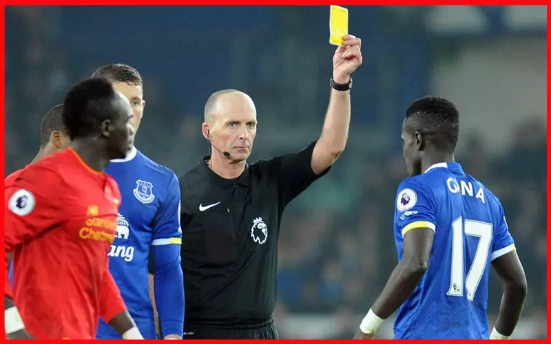 Trọng tài Mike Dean rút thẻ phạt trong một trận đấu tại Premier LeagueAlt: Nhận định thẻ phạt từ phong cách trọng tài bắt chính
